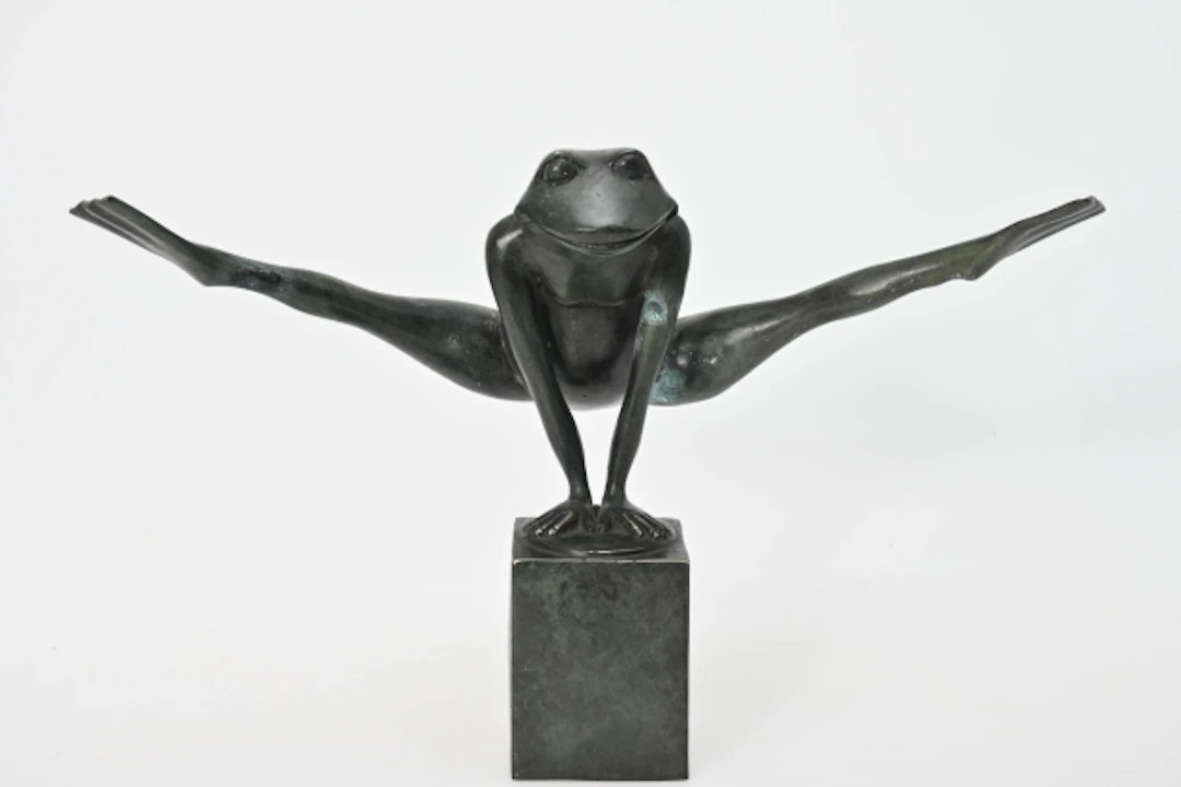 Skulptur Groda "Look at my legs" patineradbrons "Art people gallery Sweden"