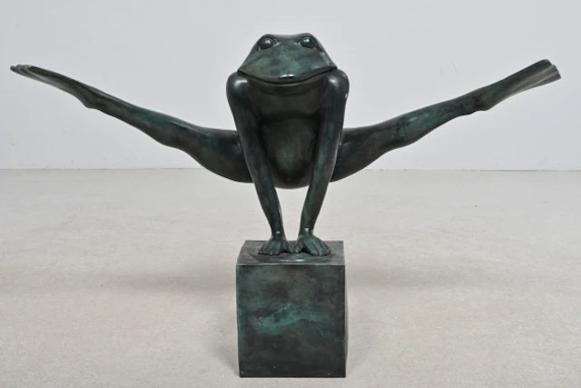 Skulptur Groda "Look at my legs" patineradbrons "Art people gallery Sweden"