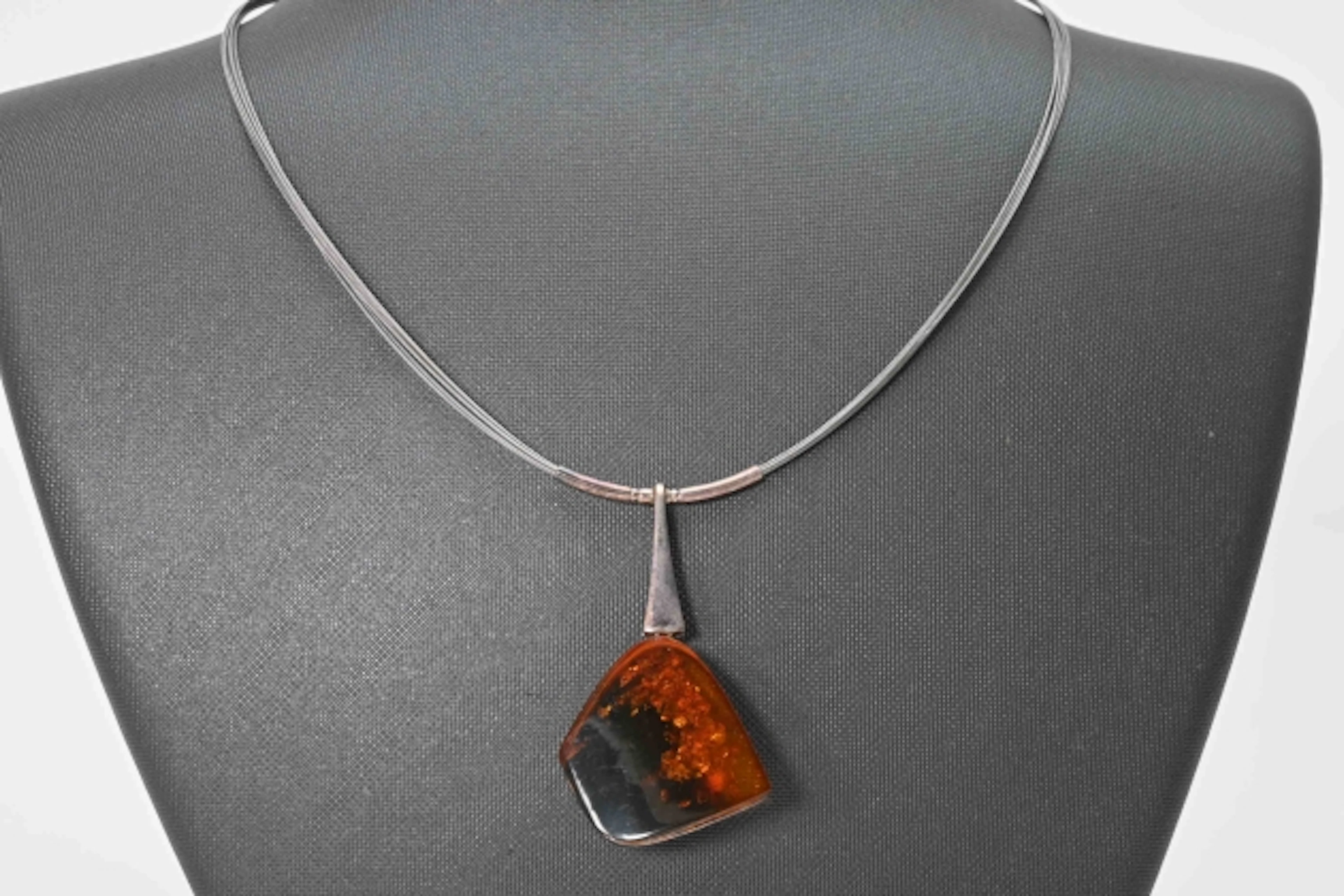 Silverhalsband med bärnsten