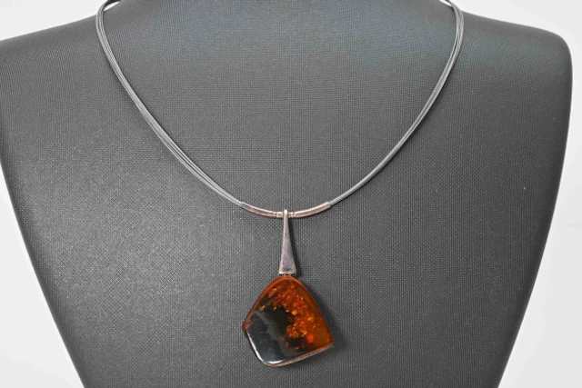 Silverhalsband med bärnsten