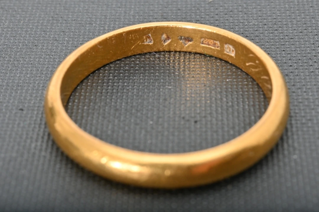Guldring 23K ca 8,7 gr