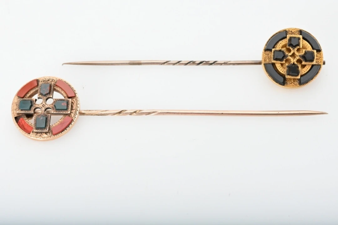 2 st Guldnålar/Kiltnålar Skottland, 14K ca 9,9 gr