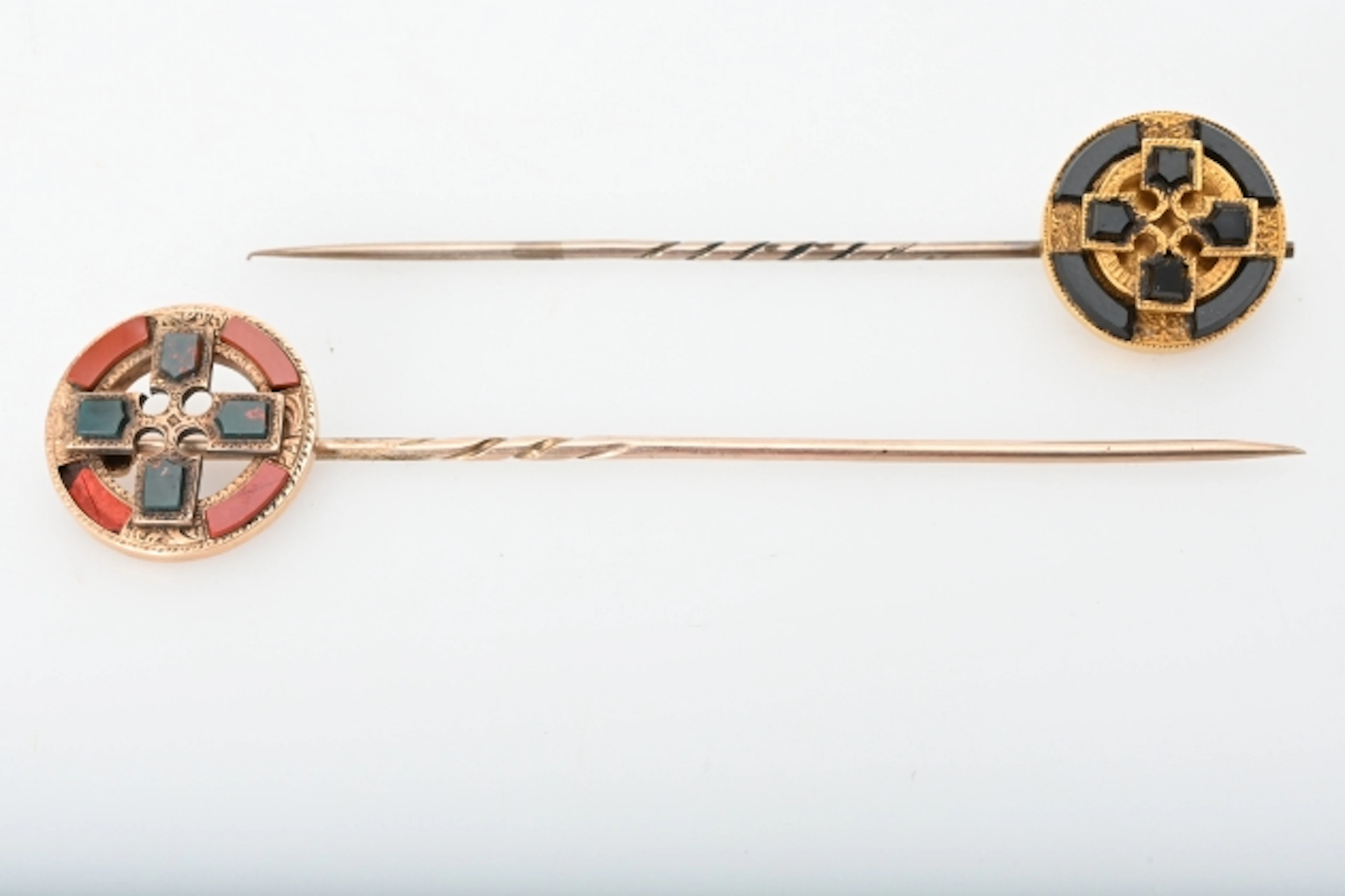 2 st Guldnålar/Kiltnålar Skottland, 14K ca 9,9 gr