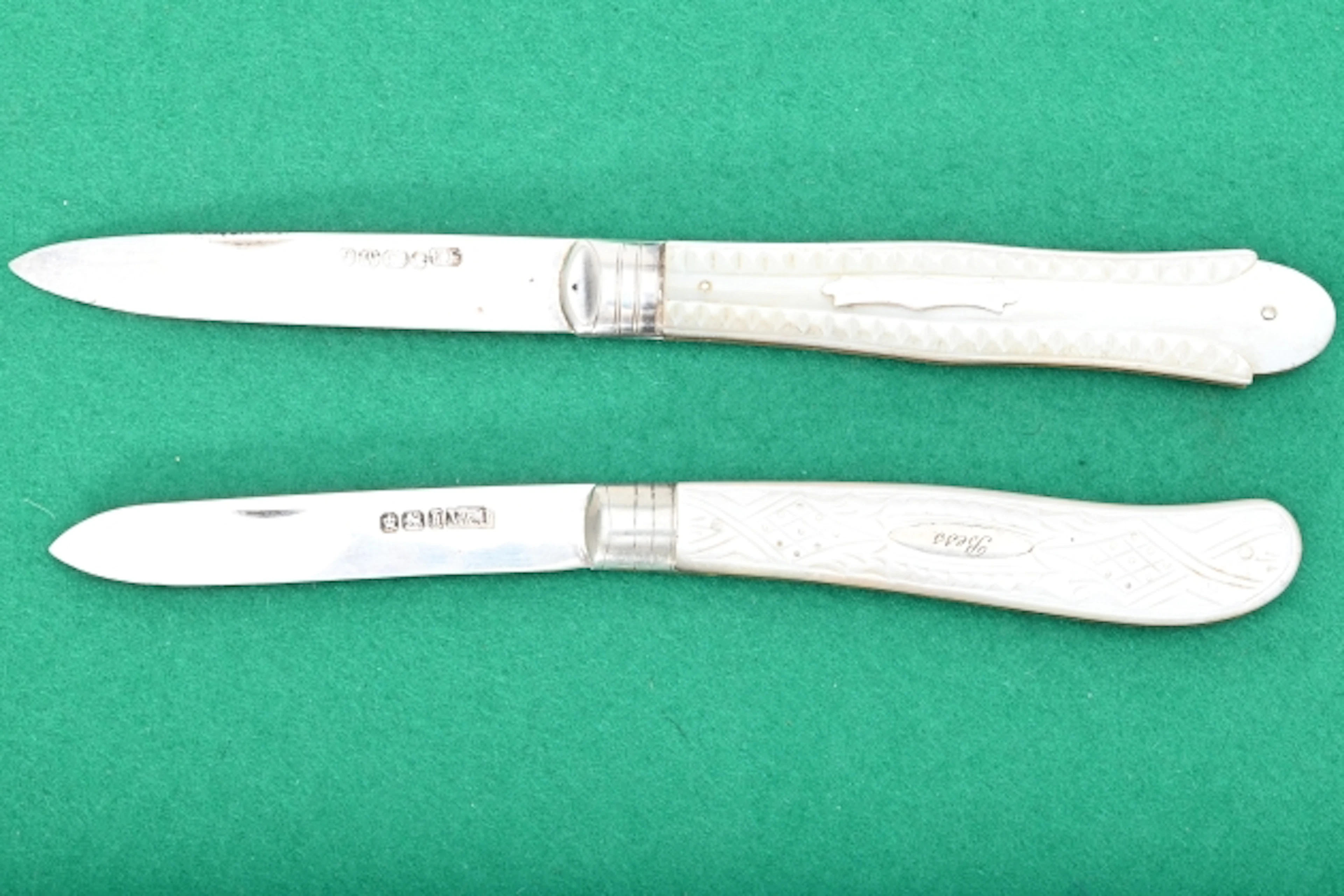 2 st Fällknivar pärlemo, silverblad
