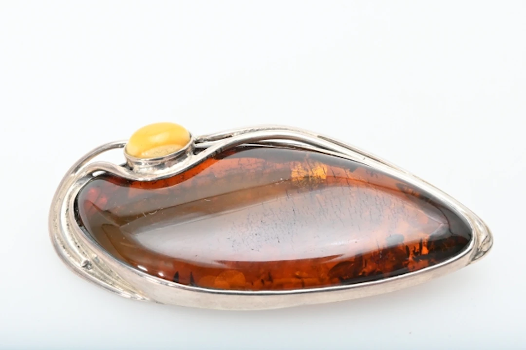 Brosch, Silver och bärnsten