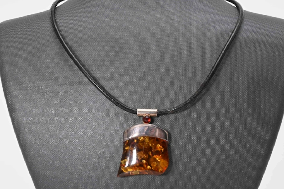 Halsband med Hänge i silver och bärnsten
