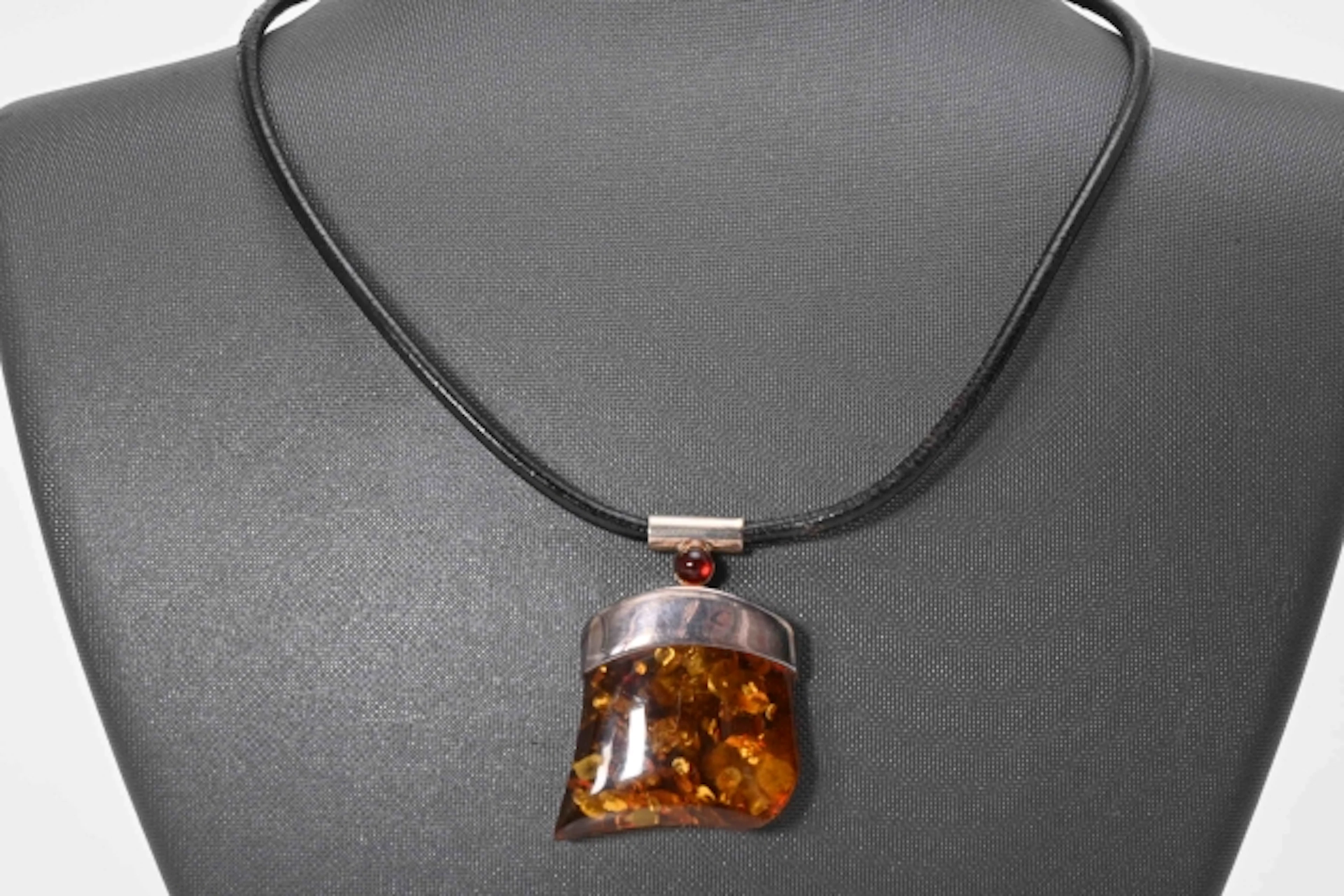 Halsband med Hänge i silver och bärnsten