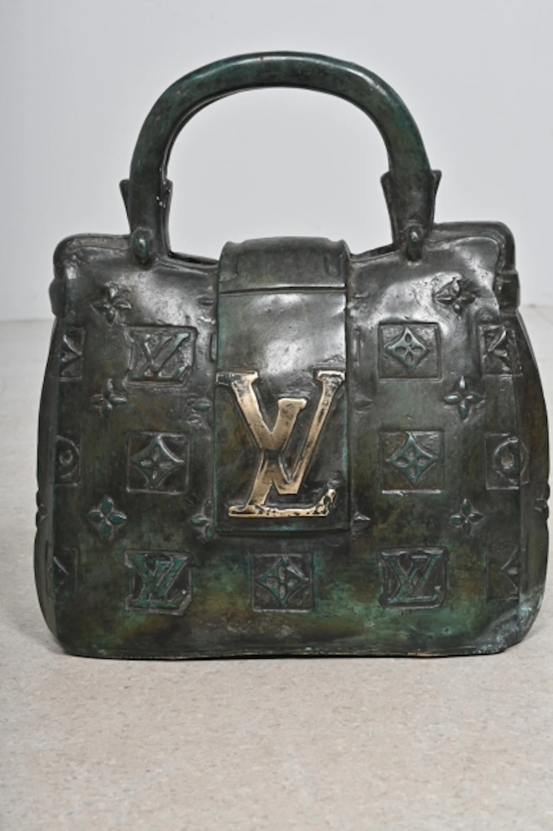 Skulptur Handväska massiv Brons, Hommage till Louis Vuitton
