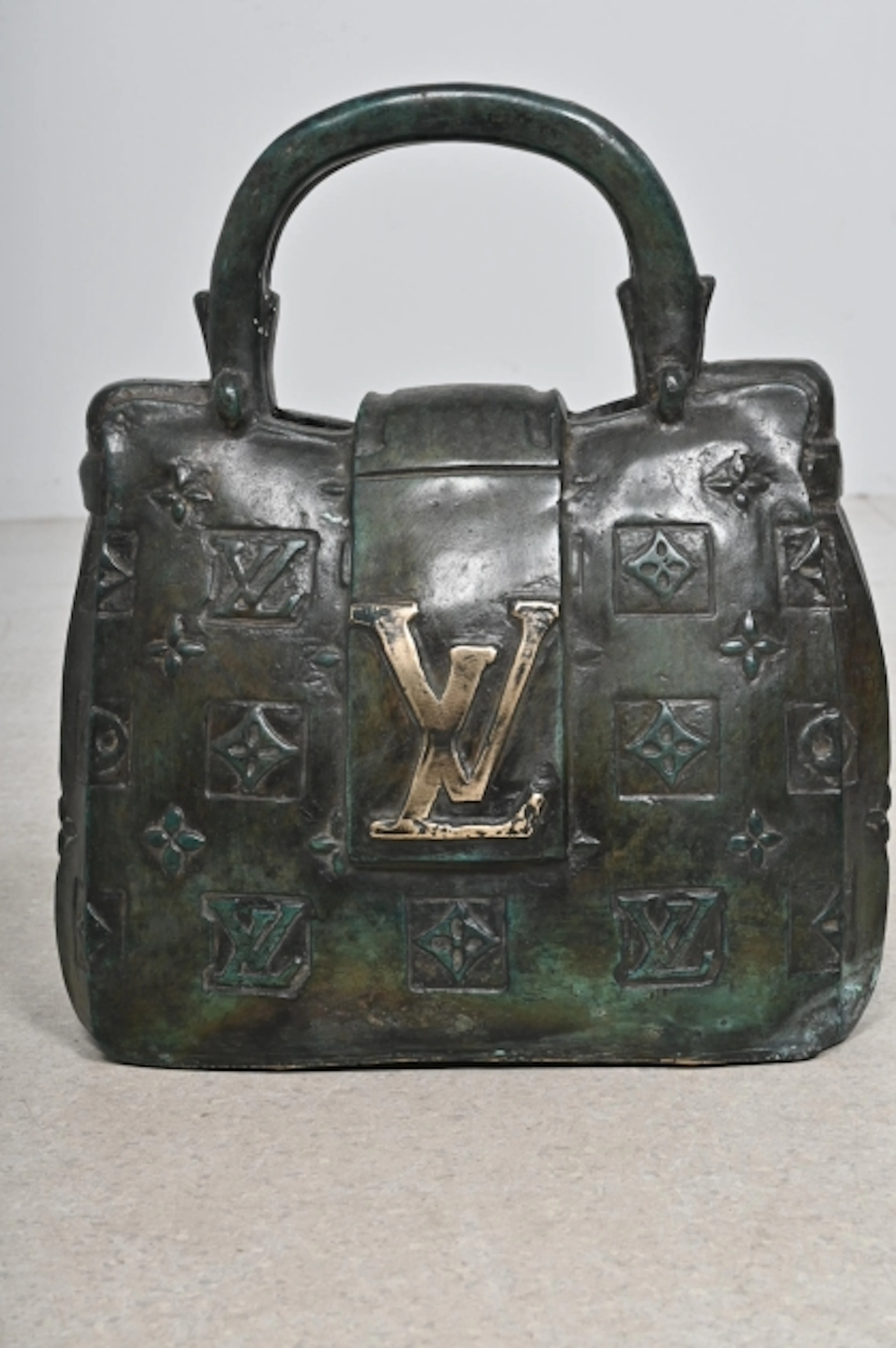 Skulptur Handväska massiv Brons, Hommage till Louis Vuitton