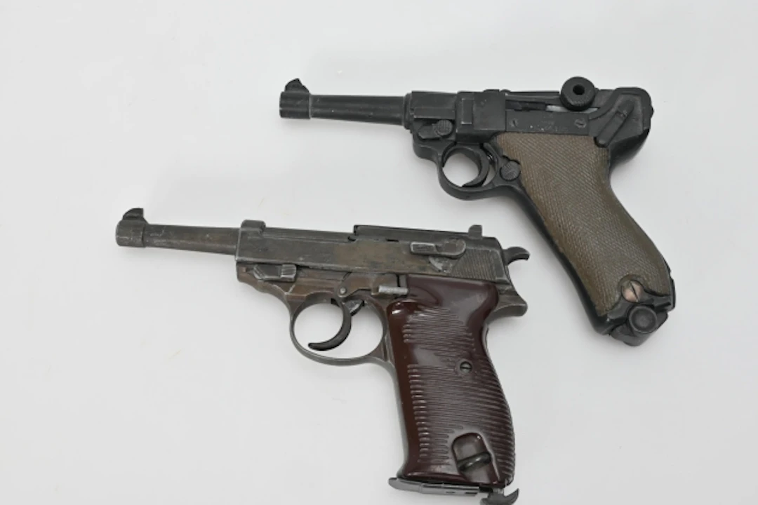 2 st Pistoler, Replikor