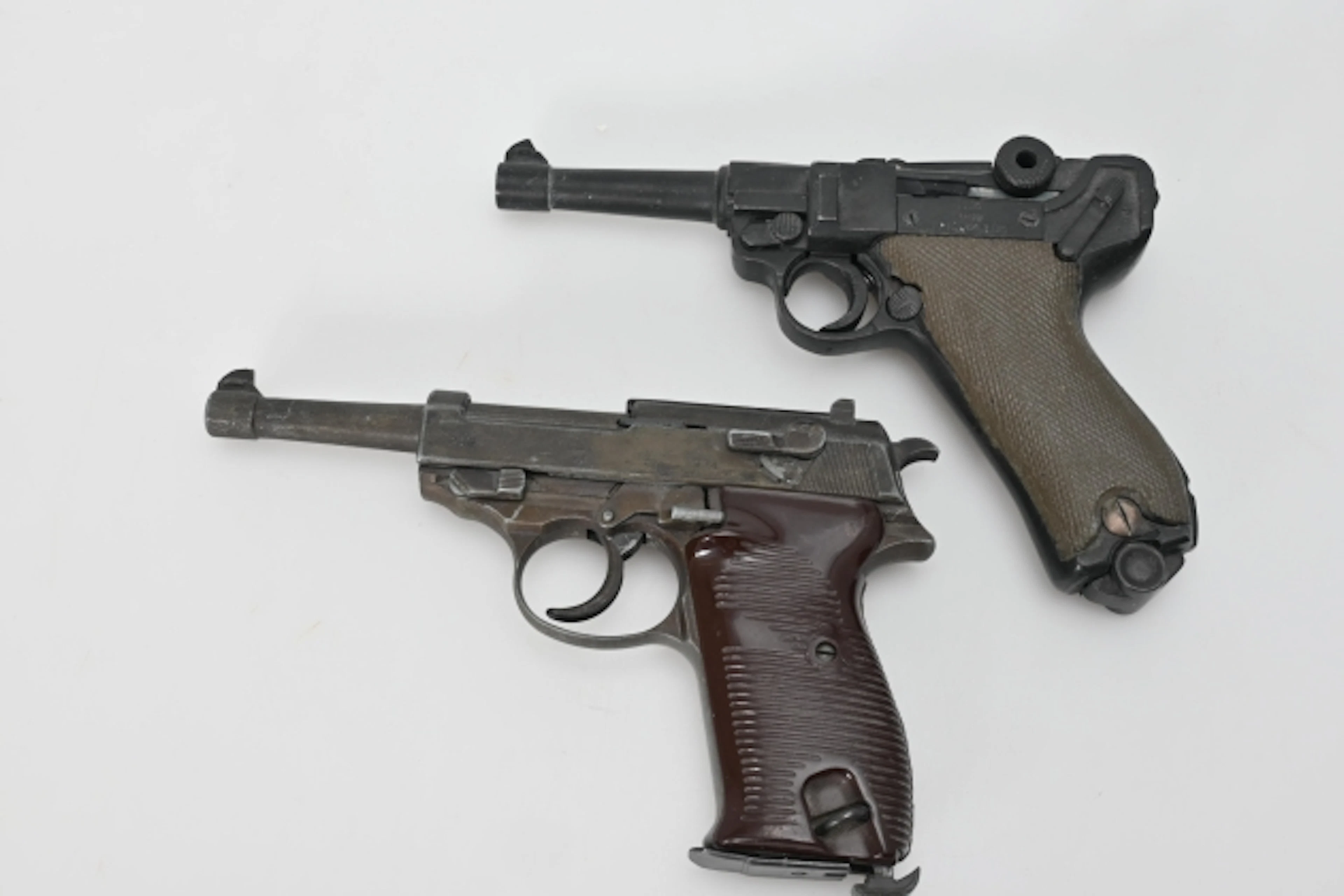 2 st Pistoler, Replikor