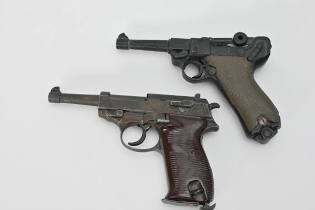 2 st Pistoler, Replikor