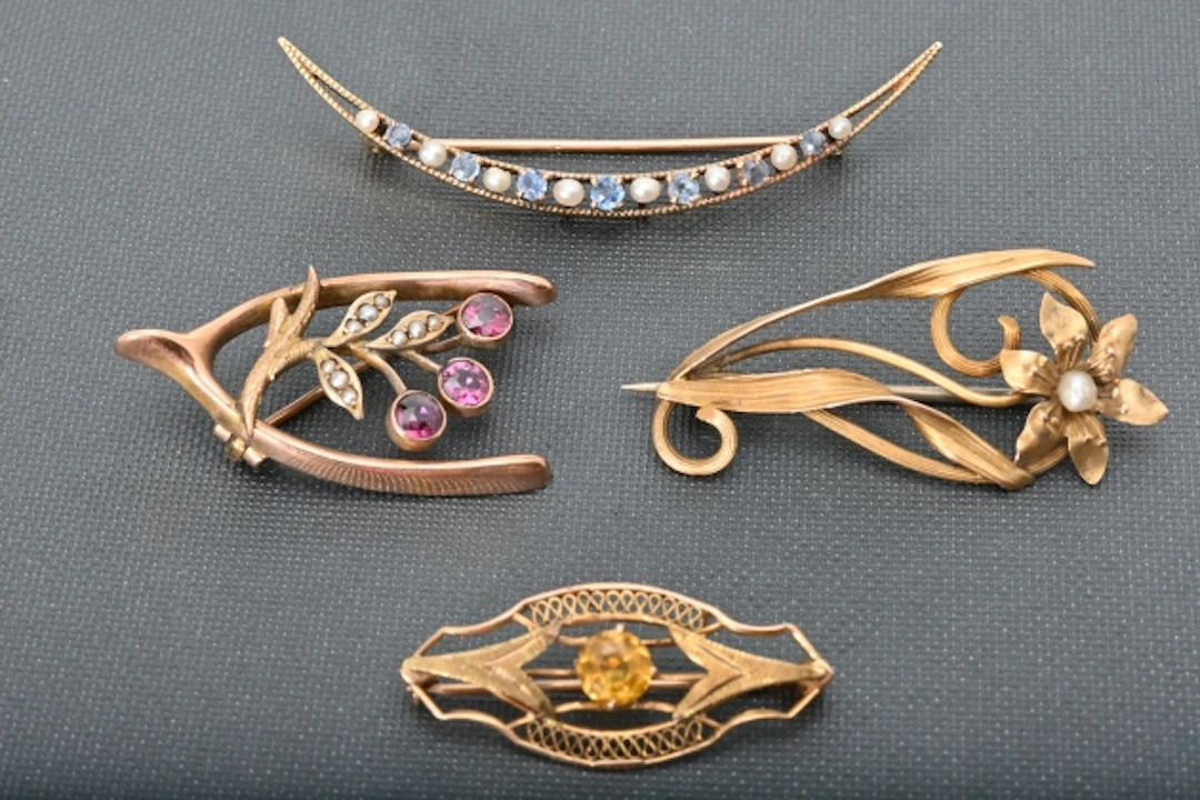 4 st Guldbroscher 14K ca 6,8 gr 9K ca 2,3 gr
