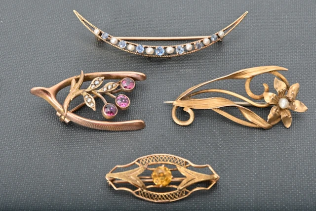 4 st Guldbroscher 14K ca 6,8 gr 9K ca 2,3 gr