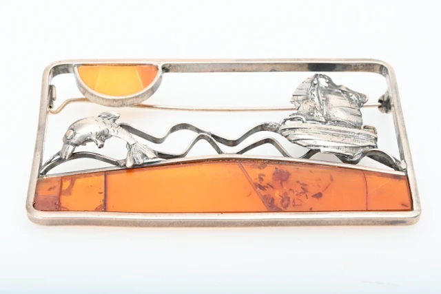 Brosch, Silver och bärnsten