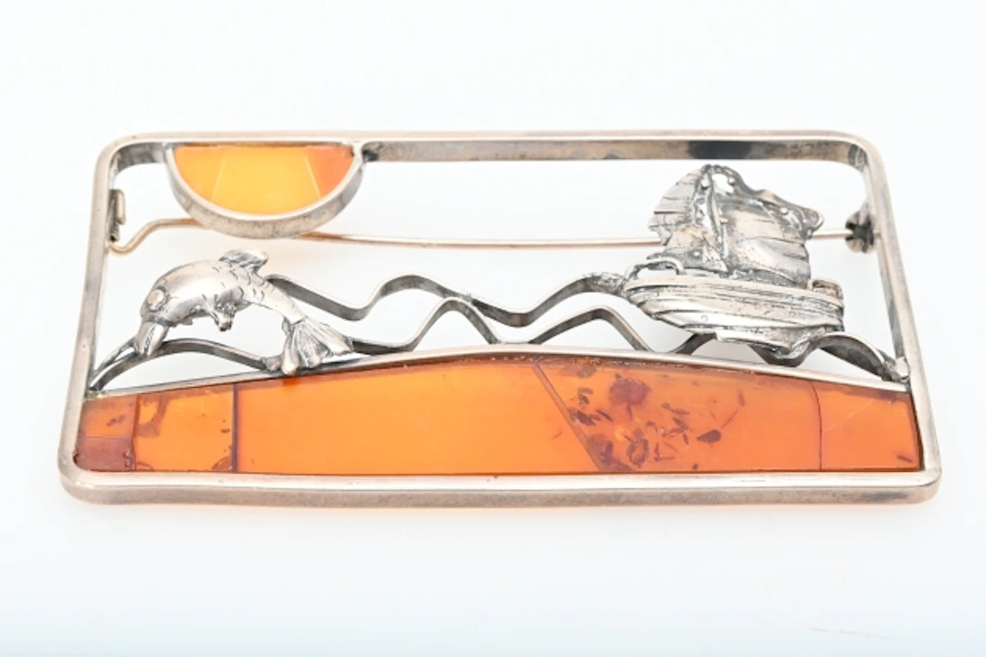 Brosch, Silver och bärnsten