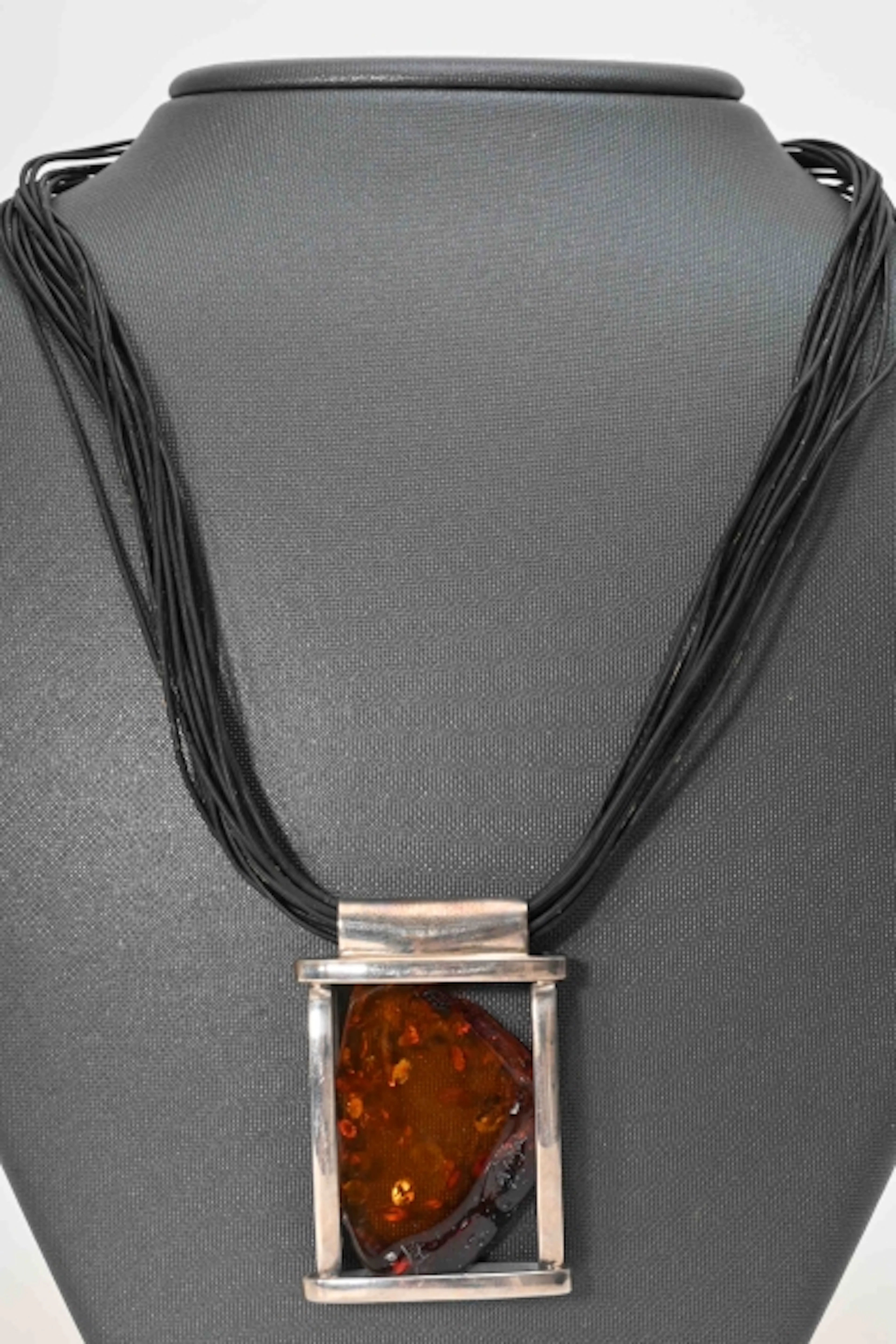 Halsband med Hänge i silver och bärnsten