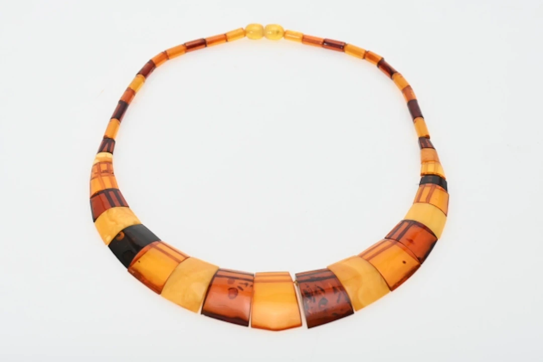 Halsband, bärnsten