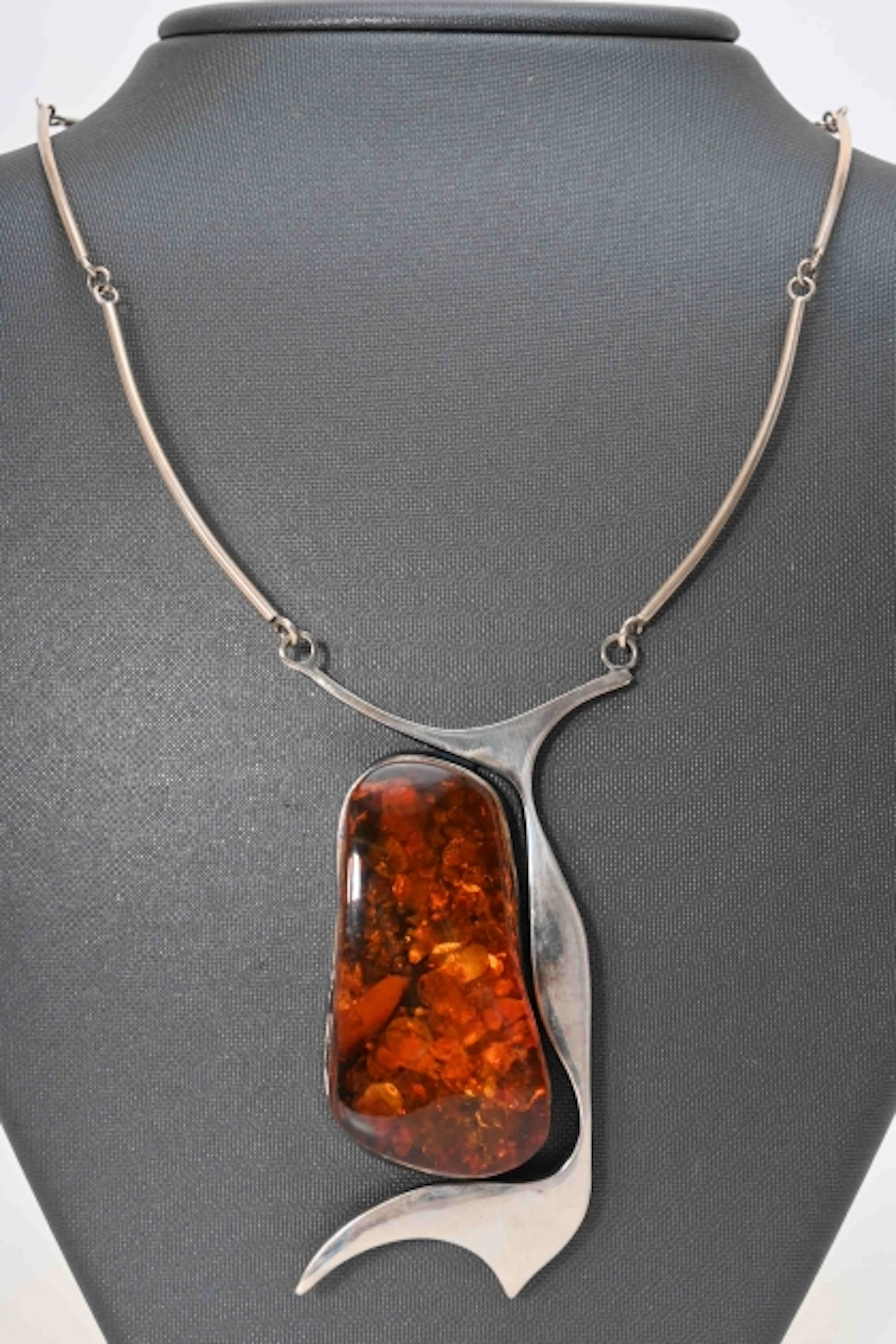 Silverhalsband med bärnsten ca 48 gr