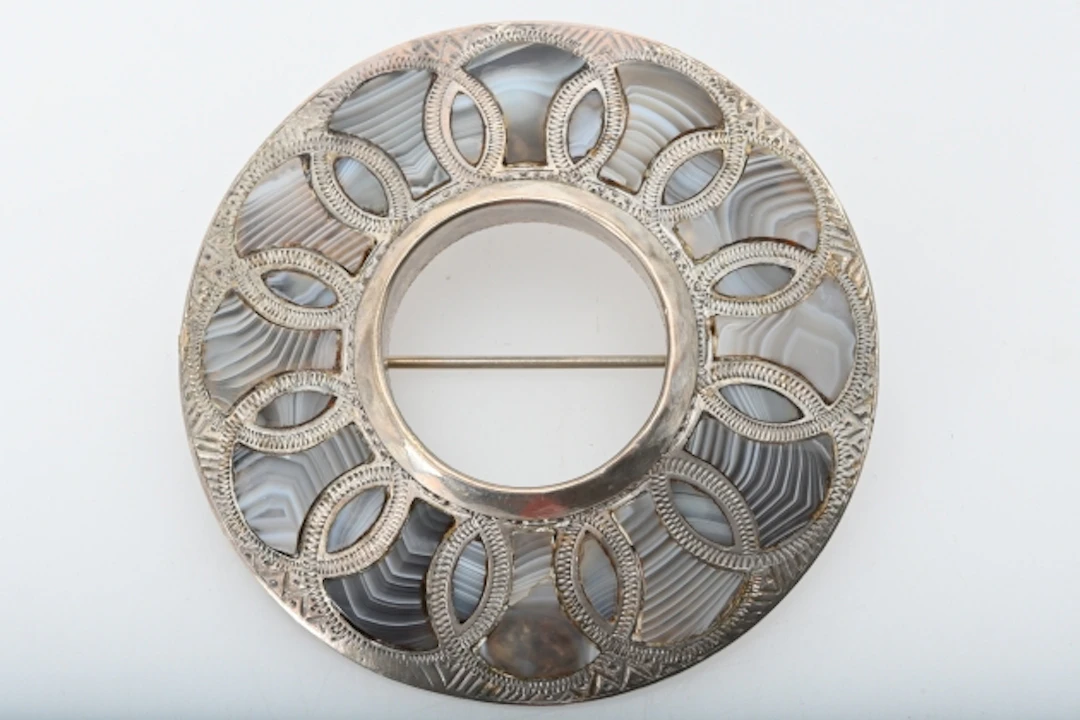 Brosch Viktoriansk, Silver och grå agatsten, Skottland, ca 32,2 gr