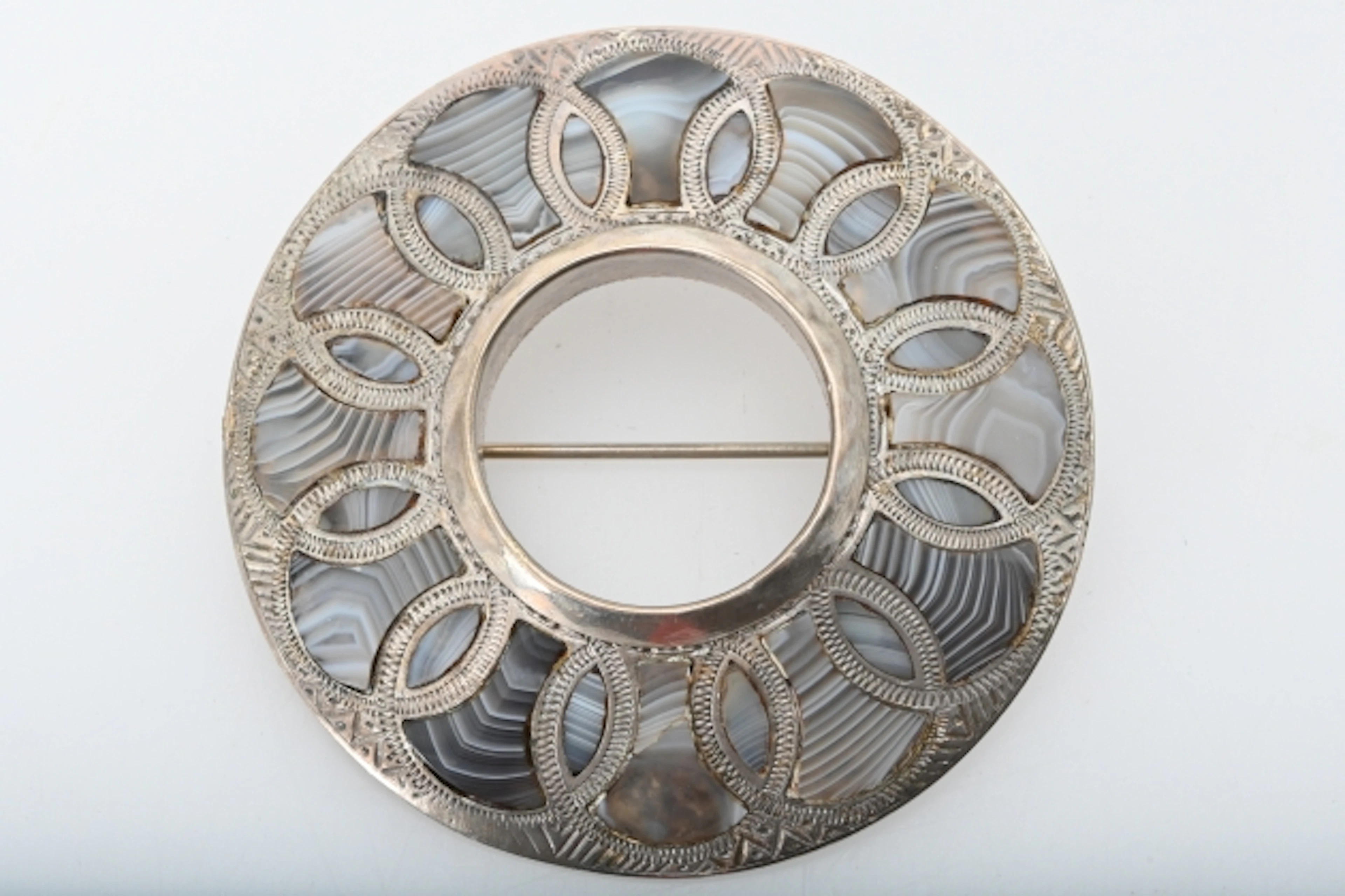 Brosch Viktoriansk, Silver och grå agatsten, Skottland, ca 32,2 gr