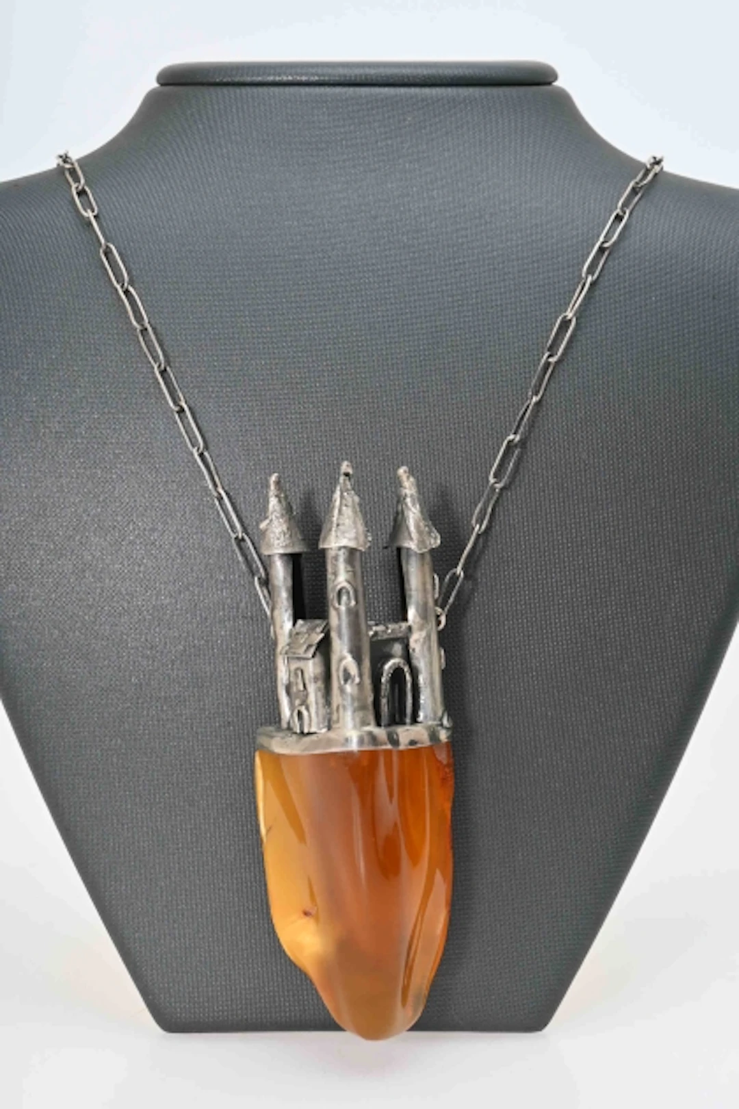 Silverhalsband med bärnsten