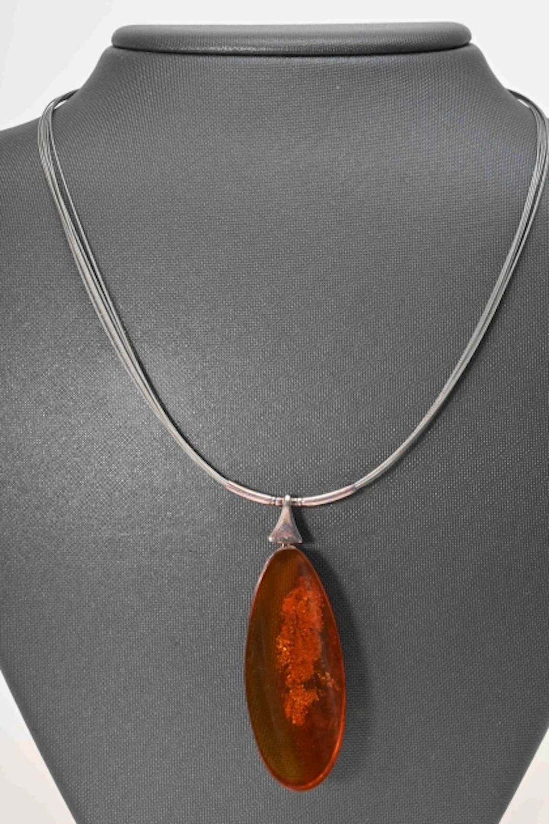 Silverhalsband med bärnsten