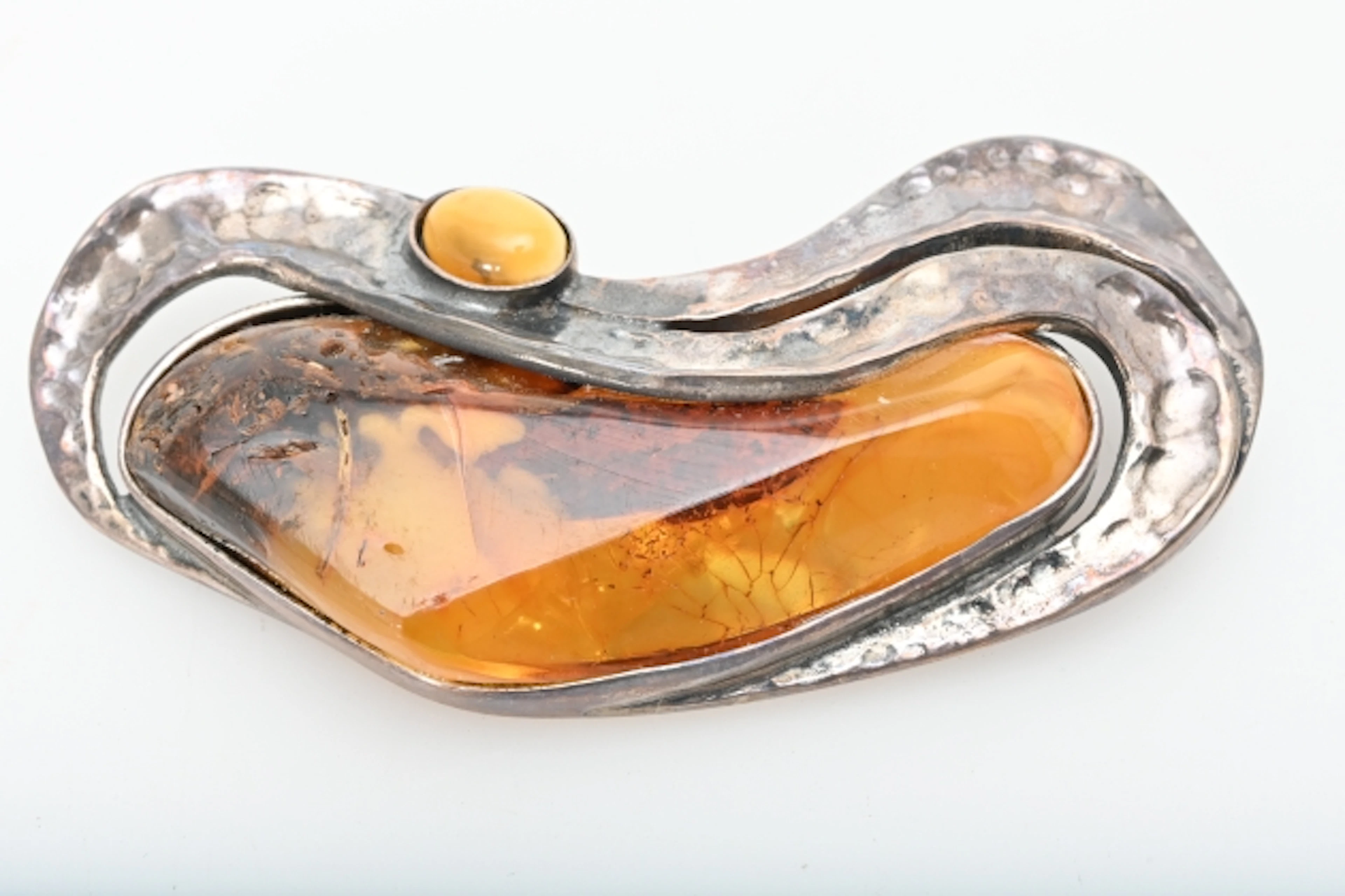 Brosch, Silver och bärnsten