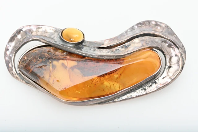 Brosch, Silver och bärnsten
