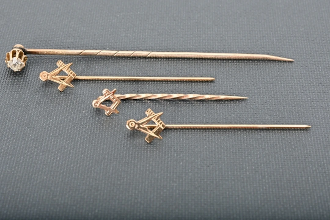 Guldnål 18K ca 1,5 gr, 3 st Frimurarnålar 14K 1,1 gr