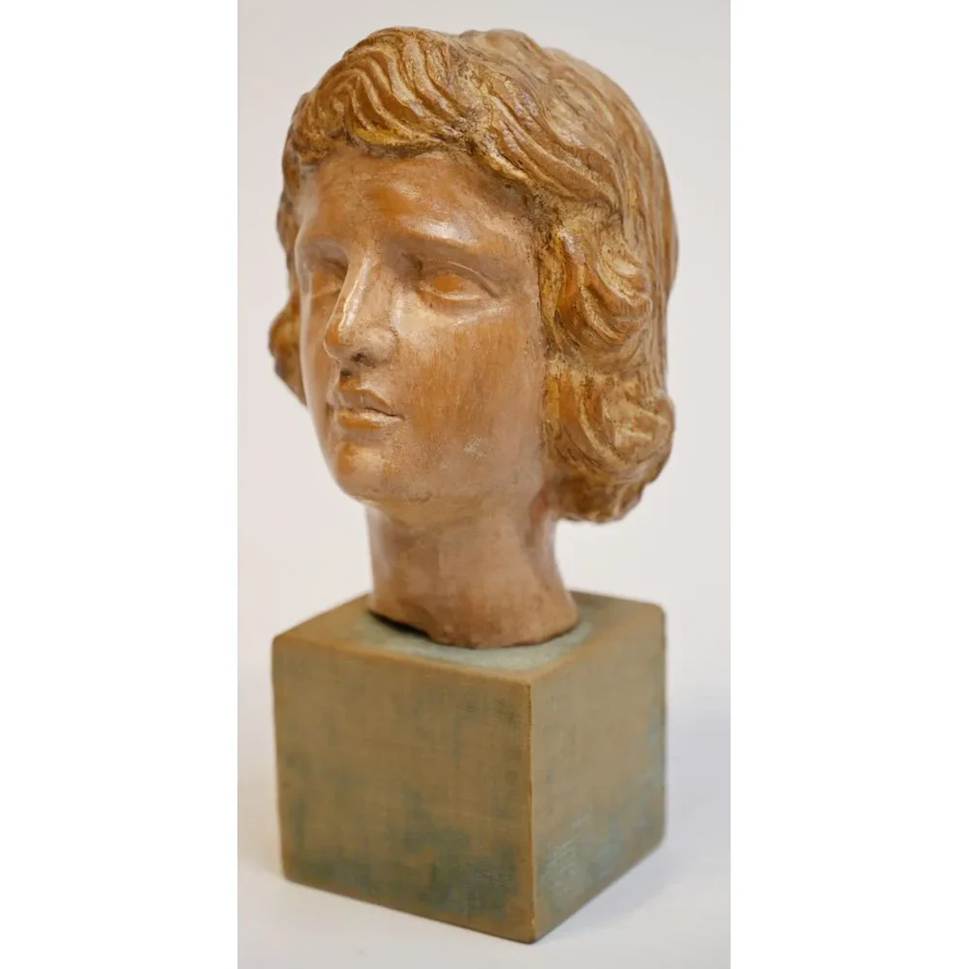 ANGEL HEAD in cream-patinated walnut. Italy, 16th century. H. 17.