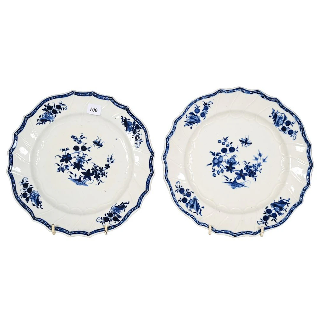 TOURNAI. PAIR OF PORCELAIN PLATES decorated with flowers in shades