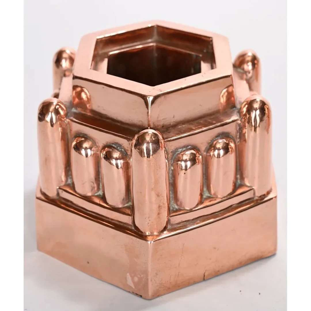 Copper CAKE PAN with 12 flutes and a central chimney. H.12 L.16.
