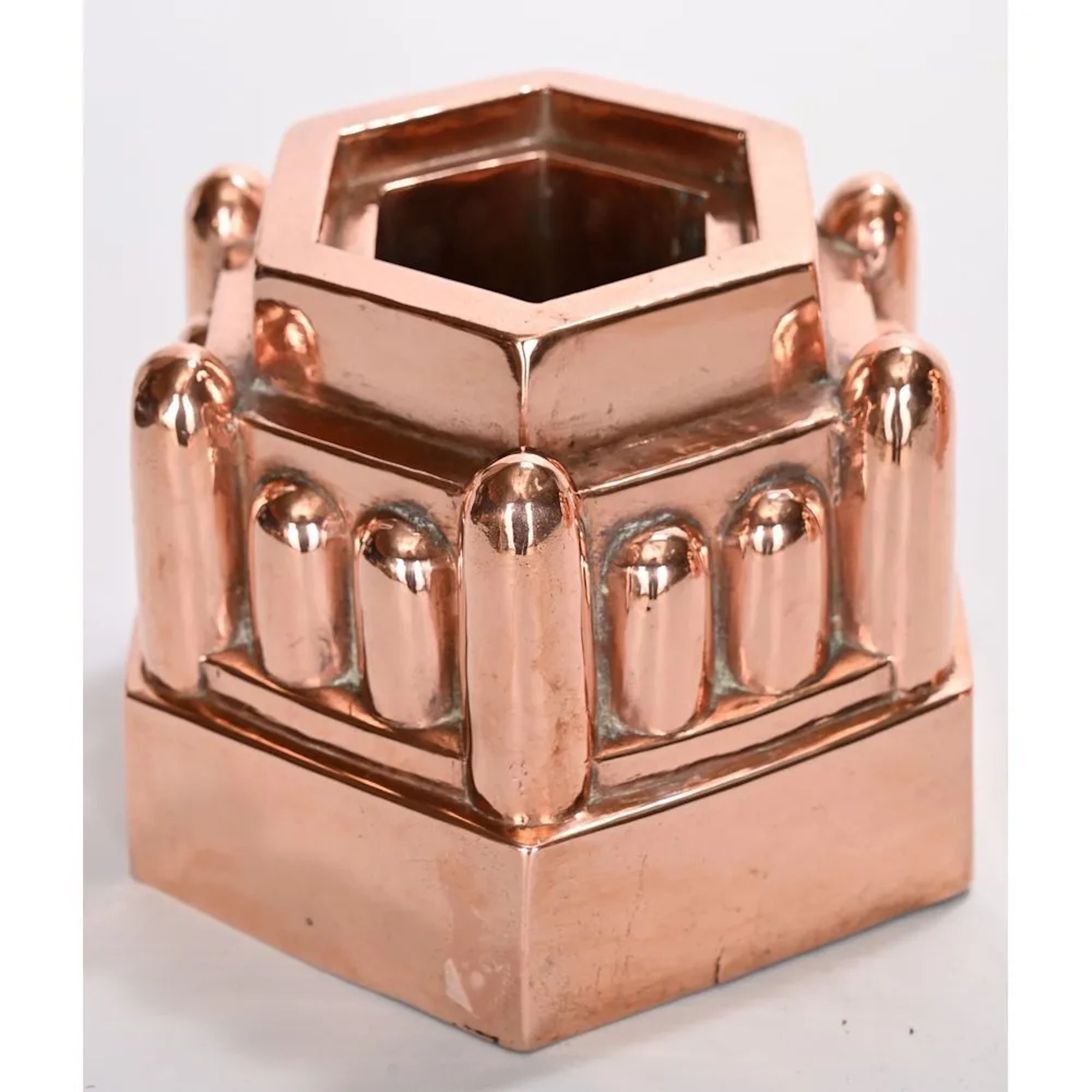 Copper CAKE PAN with 12 flutes and a central chimney. H.12 L.16.