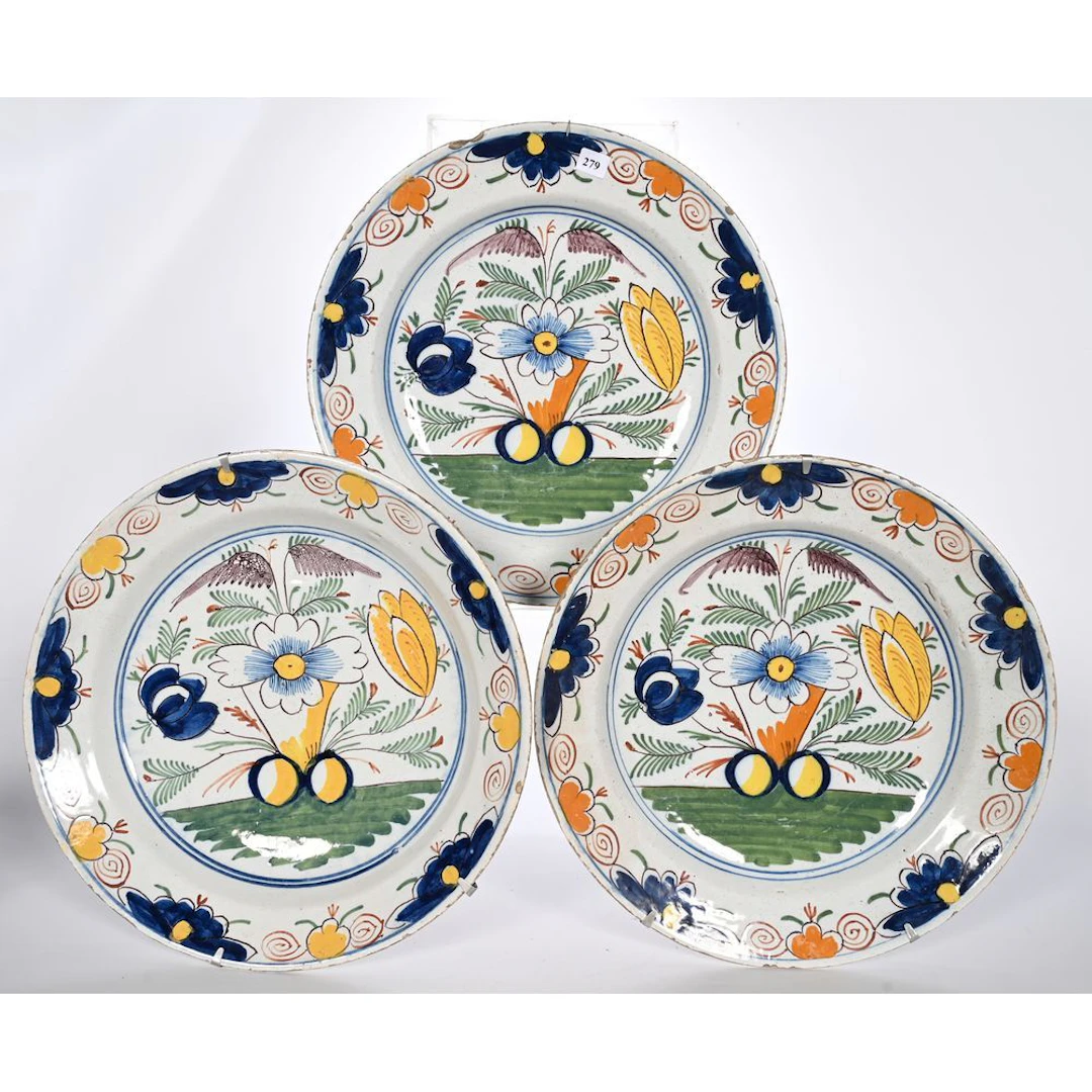 DELFT. 3-PIECE CERAMIC SET decorated with stylized foliage. (Chips