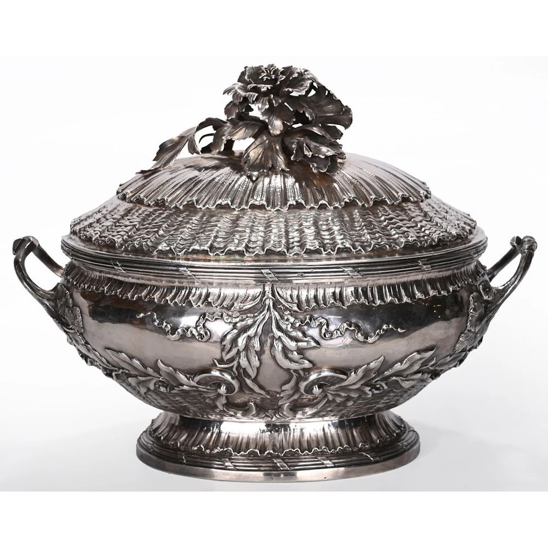 EXCEPTIONAL LOUIS XV SOUP Tureen in solid silver resting on a pedestal