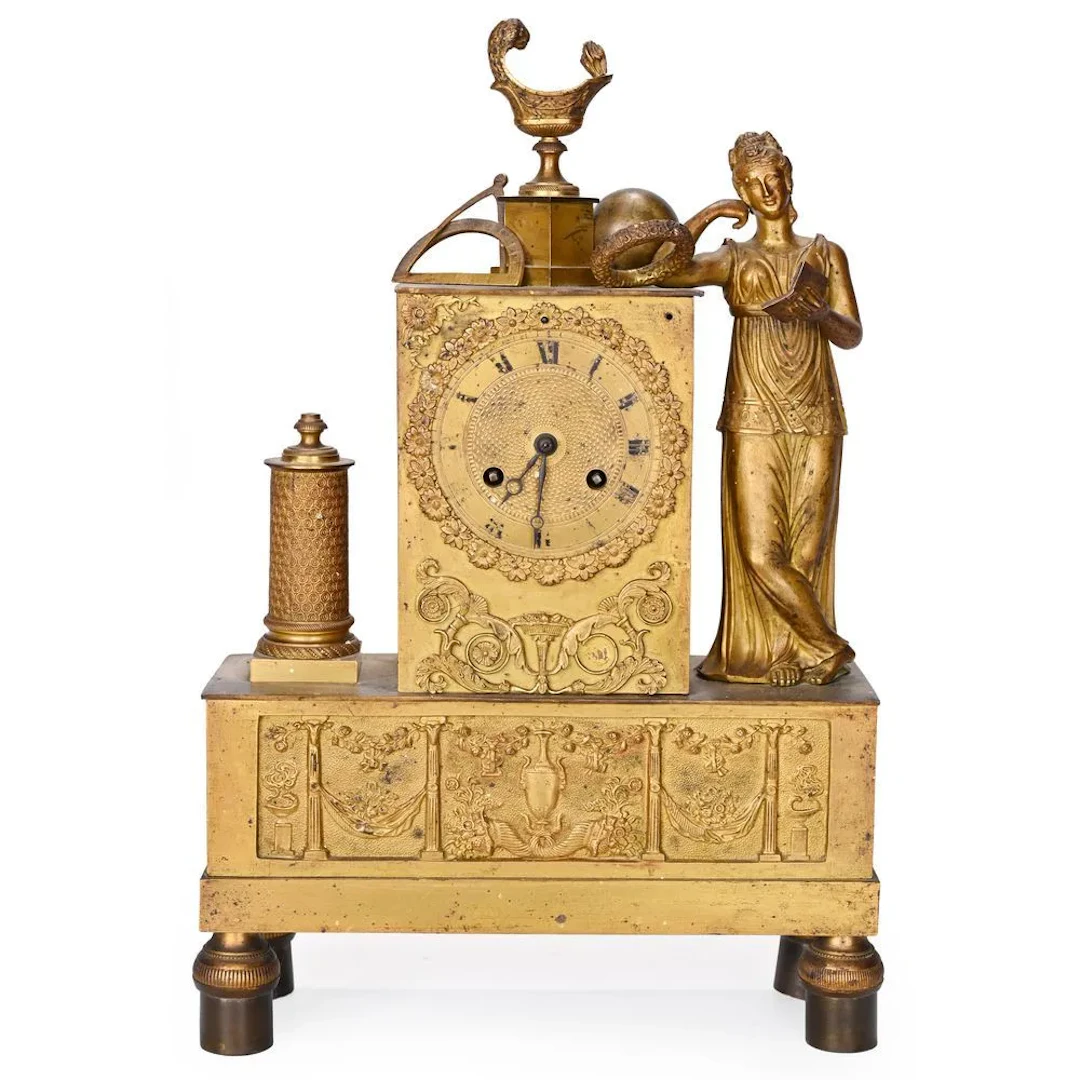 SMALL RESTORED CLOCK in gilded bronze depicting a woman in classical