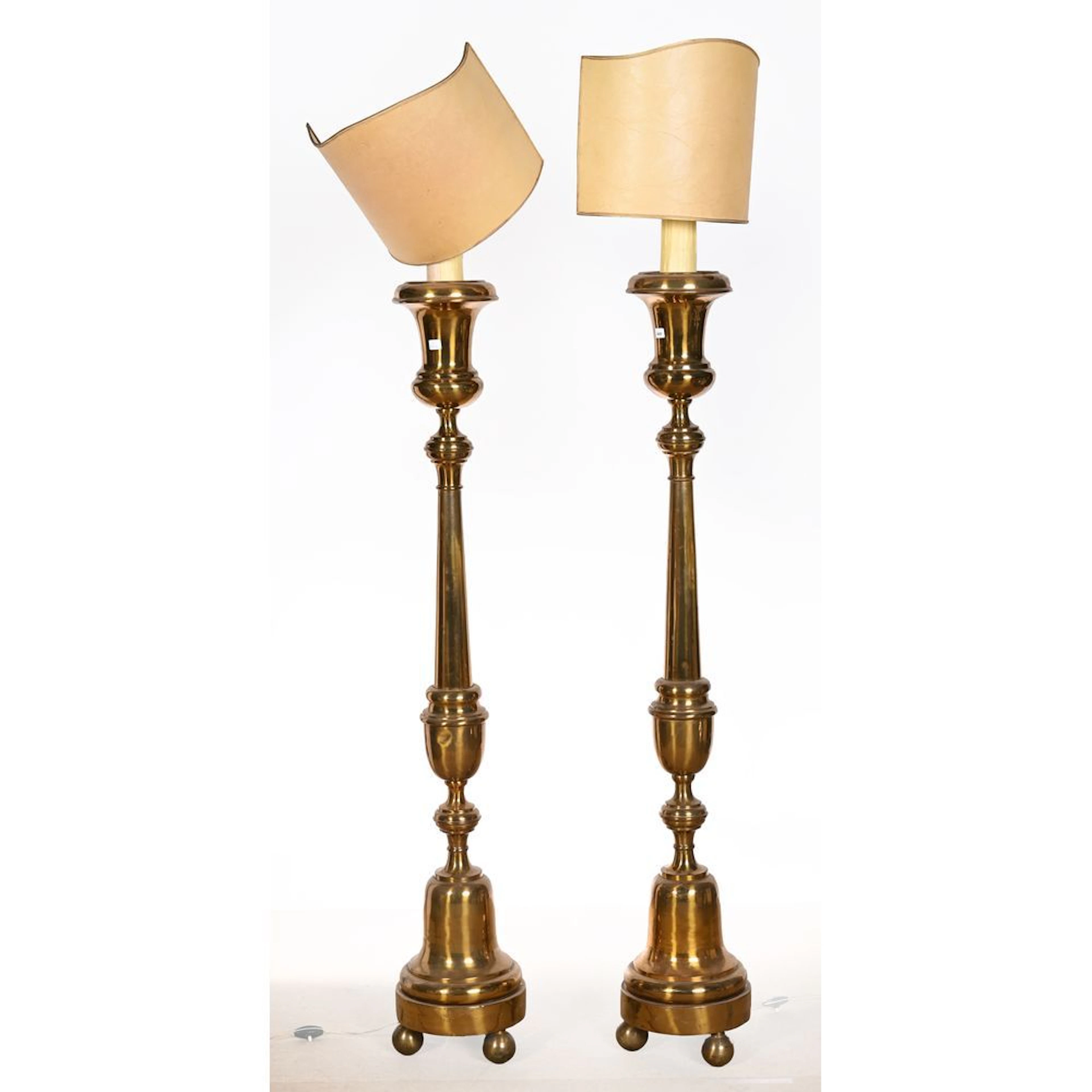 PAIR OF FLOOR LAMPS in gilded brass with a tripod base. The upper