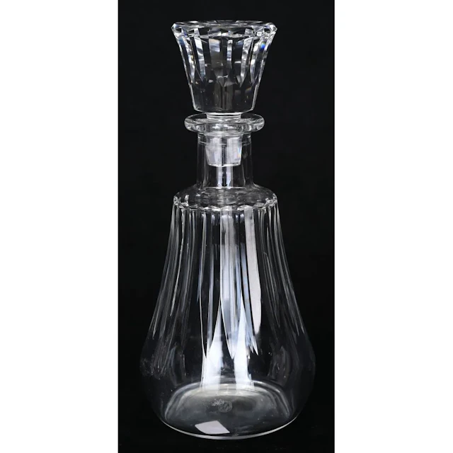 BACCARAT. Cut crystal decanter. Signed. H.26.