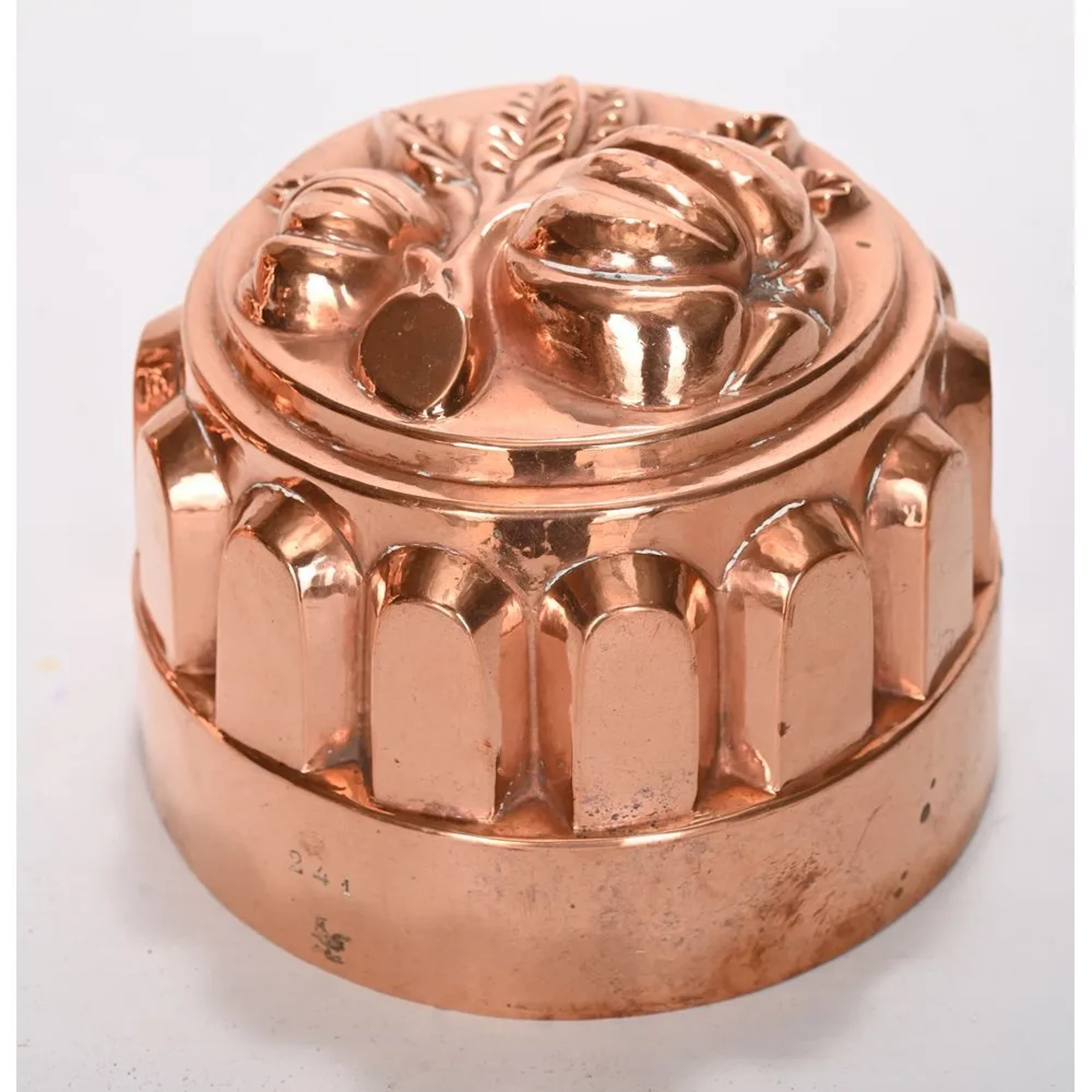 Circular copper CAKE PAN with 14 flat-sided flutes topped with fruit