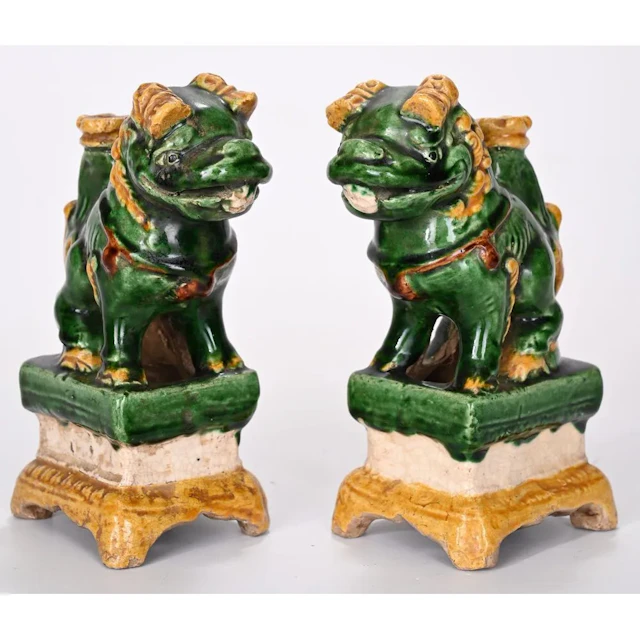 PAIR OF MAGOTS made of glazed ceramic. They depict Fô dogs on stelae.