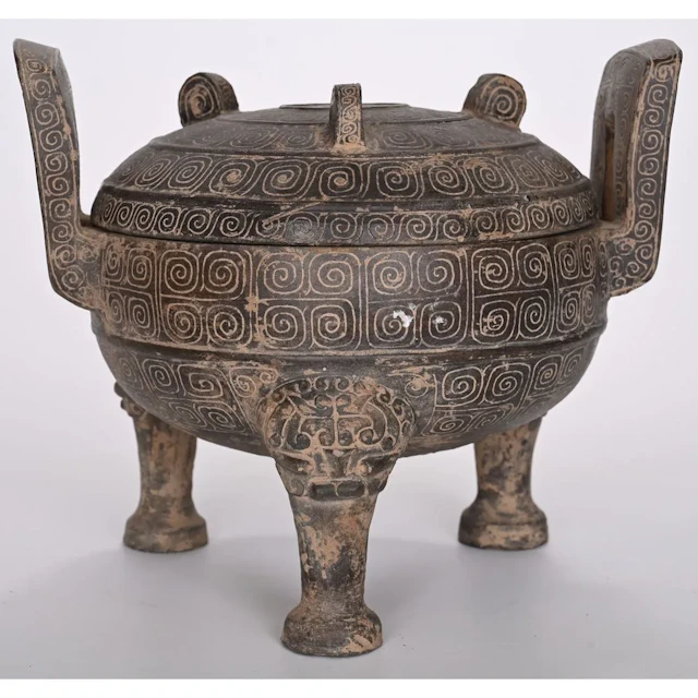 Rare ritual three-legged cauldron of the gui type. Gray terracotta