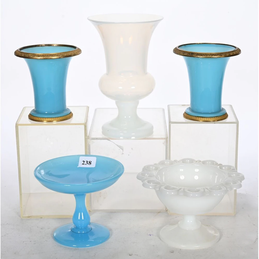 Set consisting of a ring sizer, 2 cone-shaped vases, and a Médicis