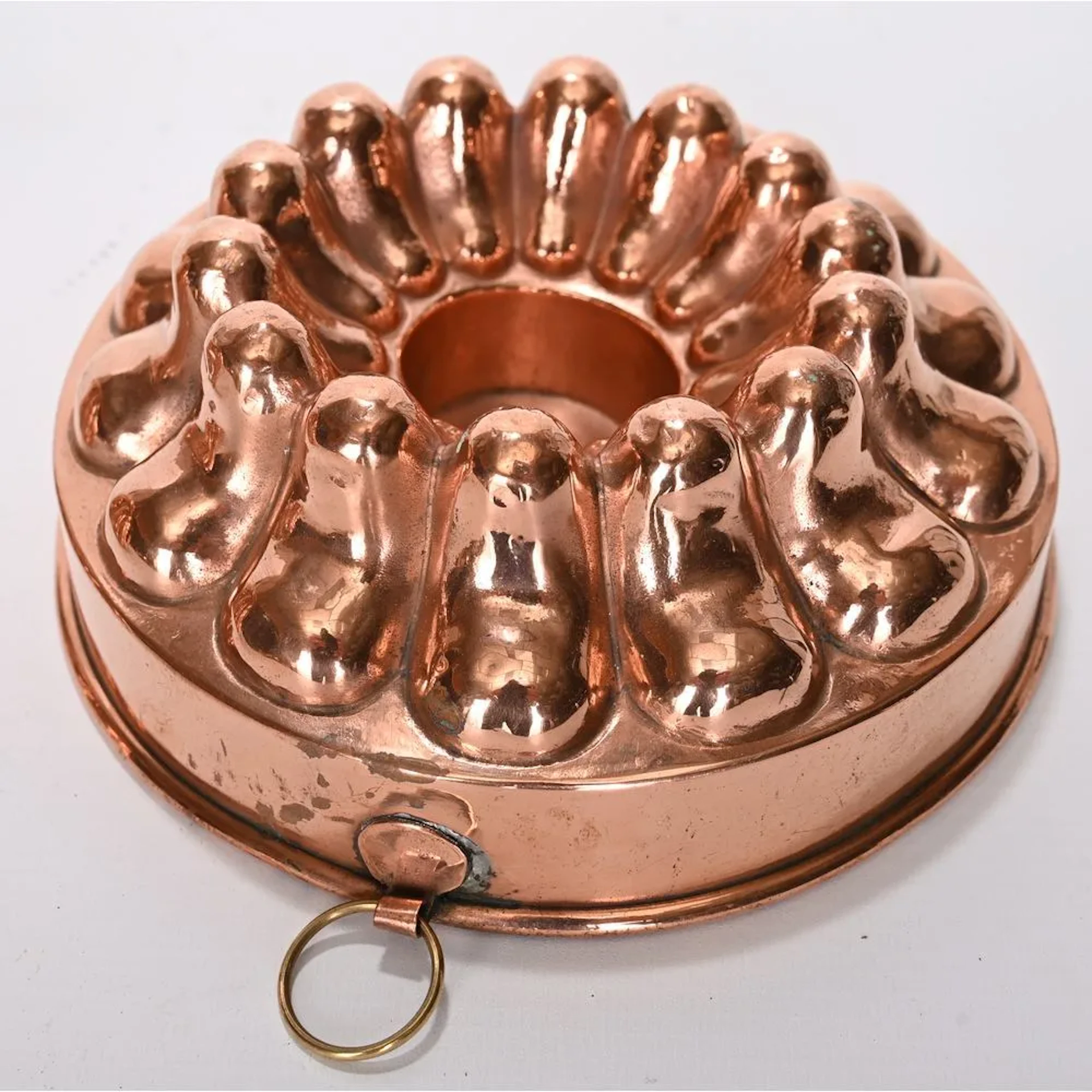 TROTTIER in PARIS. Circular copper flan mold with curved gadroons. H.7 L.16.