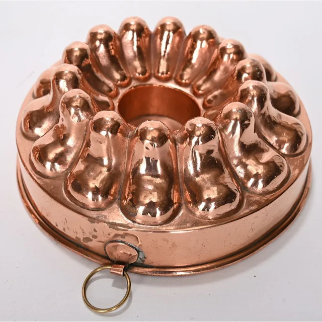 TROTTIER in PARIS. Circular copper flan mold with curved gadroons. H.7 L.16.