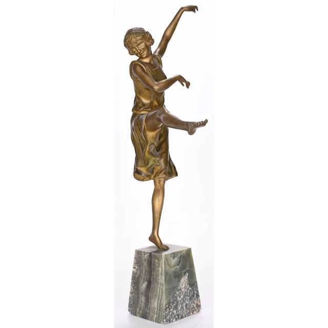 ANONYMOUS, 1930. BEAUTIFUL ART DECO BRONZE SCULPTURE with a golden-brown