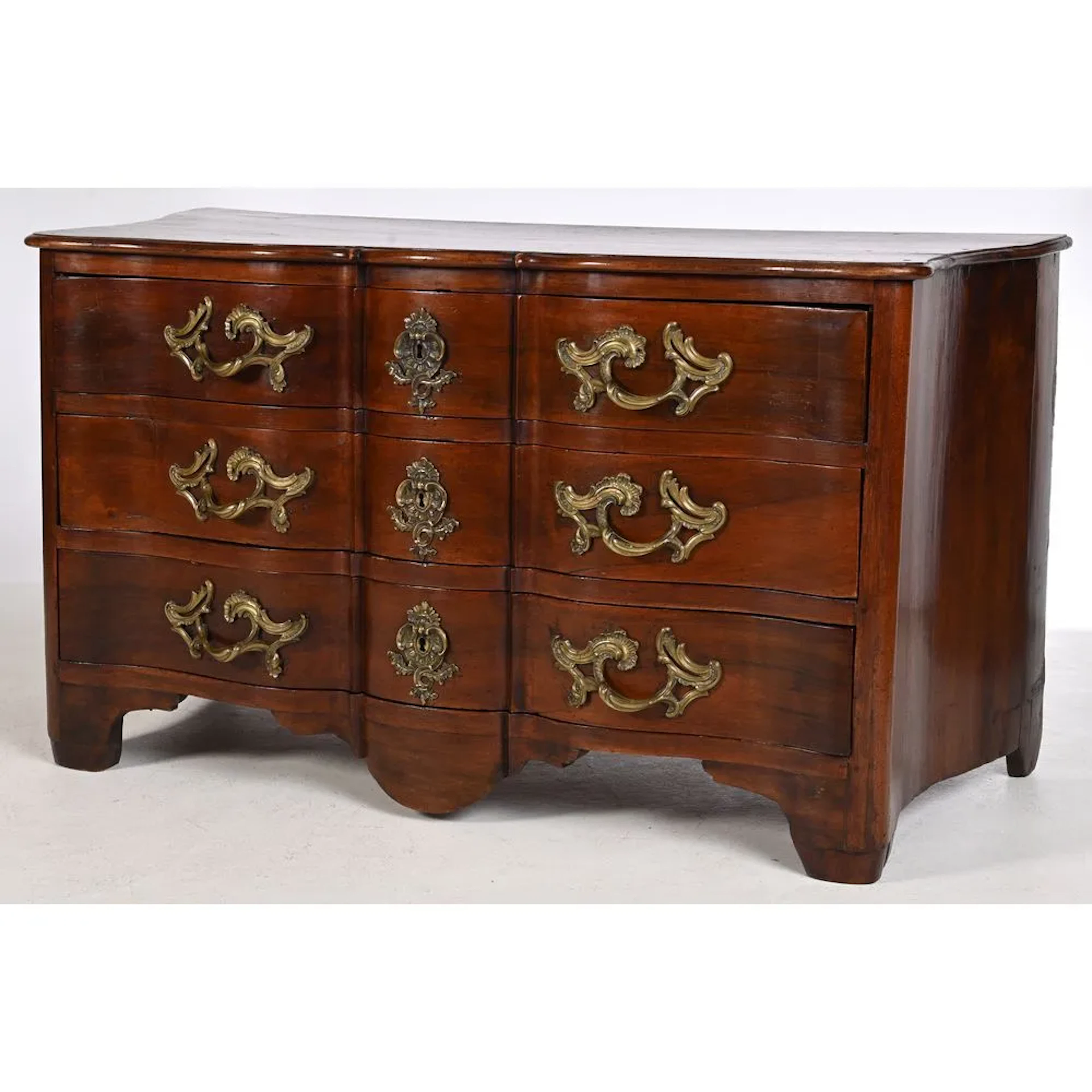 IMPORTANT LOUIS XV CHEST OF DRAWERS in a crossbow shape, made of walnut
