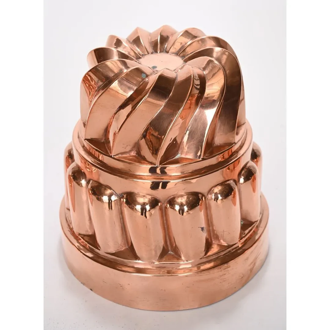 Circular copper CAKE PAN with 14 flutes. The upper part is twisted. H.22 L.20.