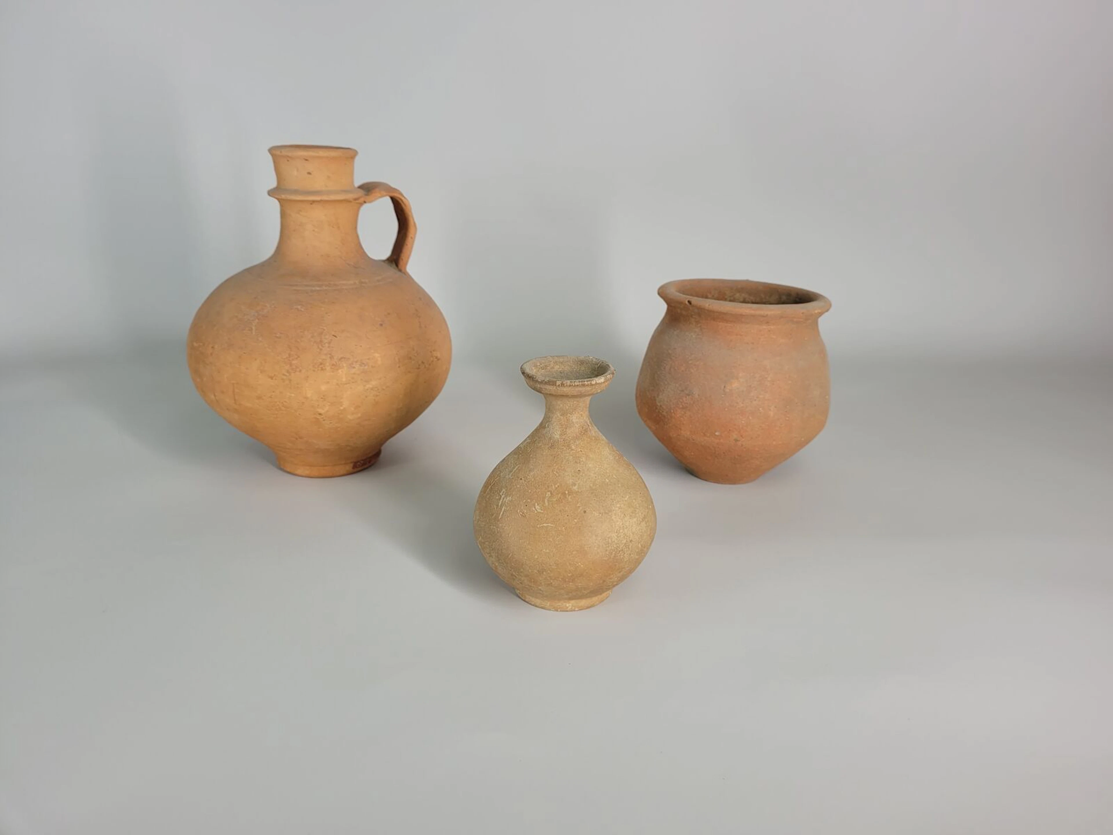 Very fine condition for this set of 3 ceramics consisting of - Lot 55
