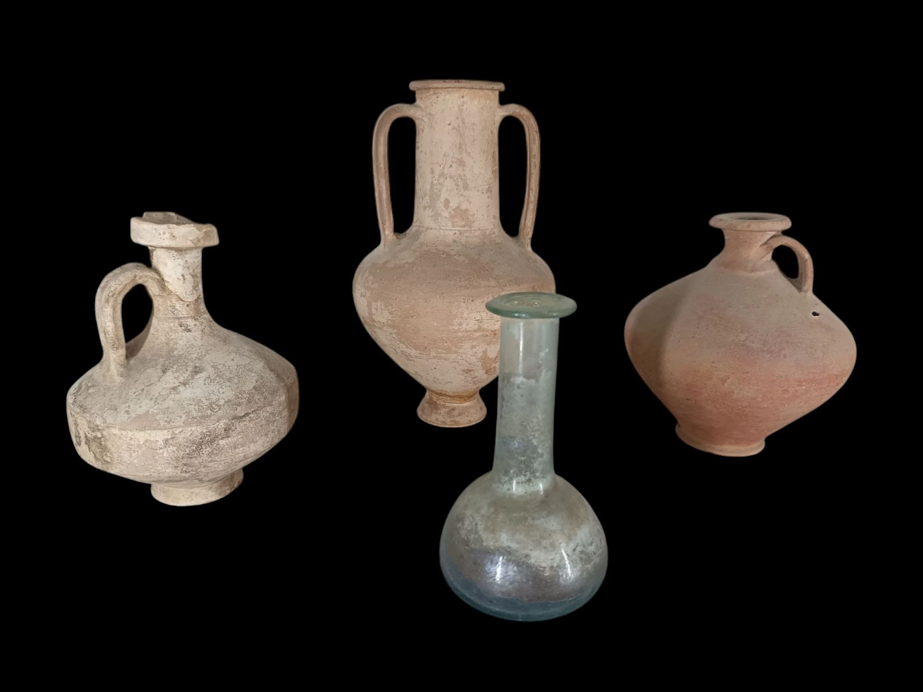 Very interesting set comprising: in the center, a fine ceram - Lot 64